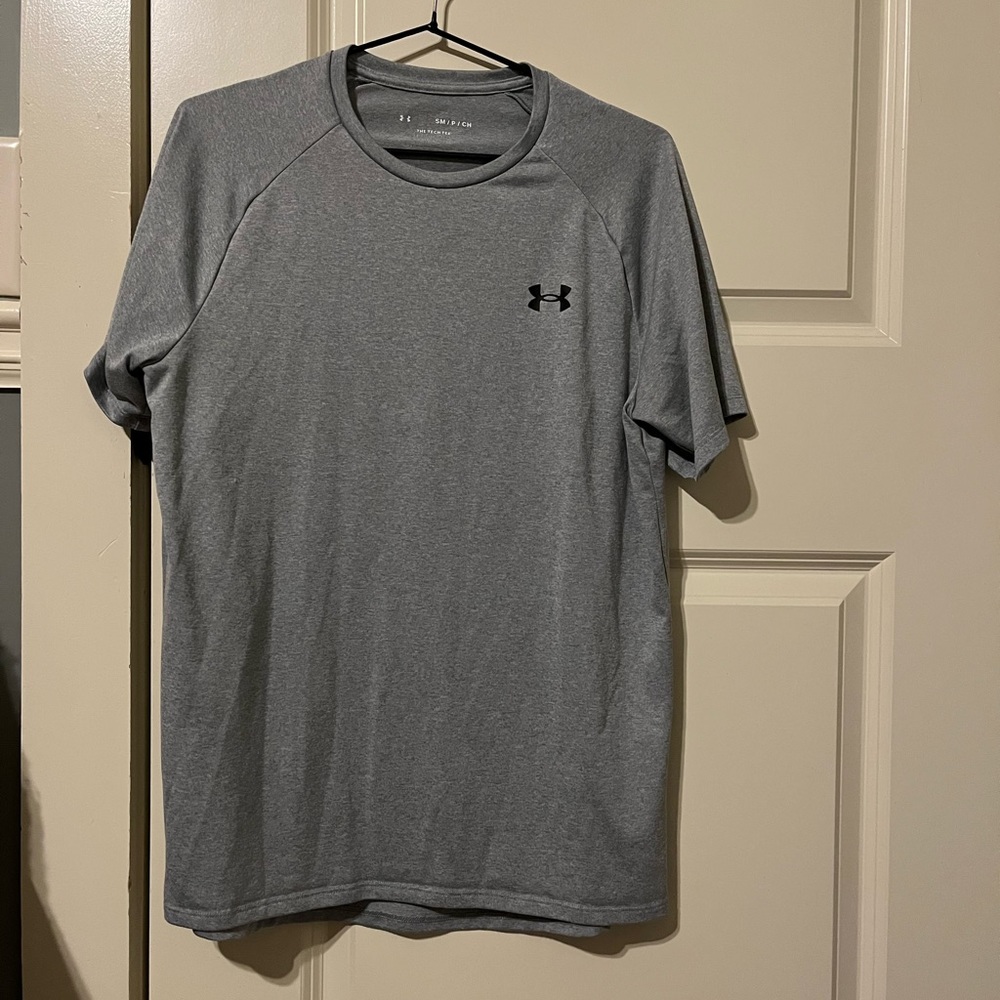Men’s Under Armour Small Light Gray Short Sleeve Training Shirt.